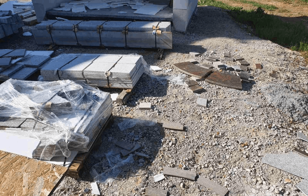 VANDALI DIVLJALI U PRAVOSLAVNOJ CRKVI U HRVATSKOJ: Razbijali ploče i <span style='color:red;'><b>mozaik</b></span>! (FOTO) 